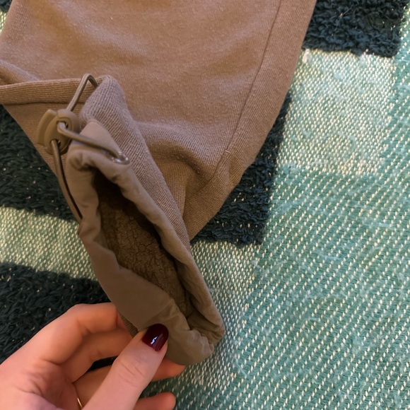 Alo men’s cargo sweatpants with jogger draw cord hem. Dark khaki/grey color - Picture 5 of 5